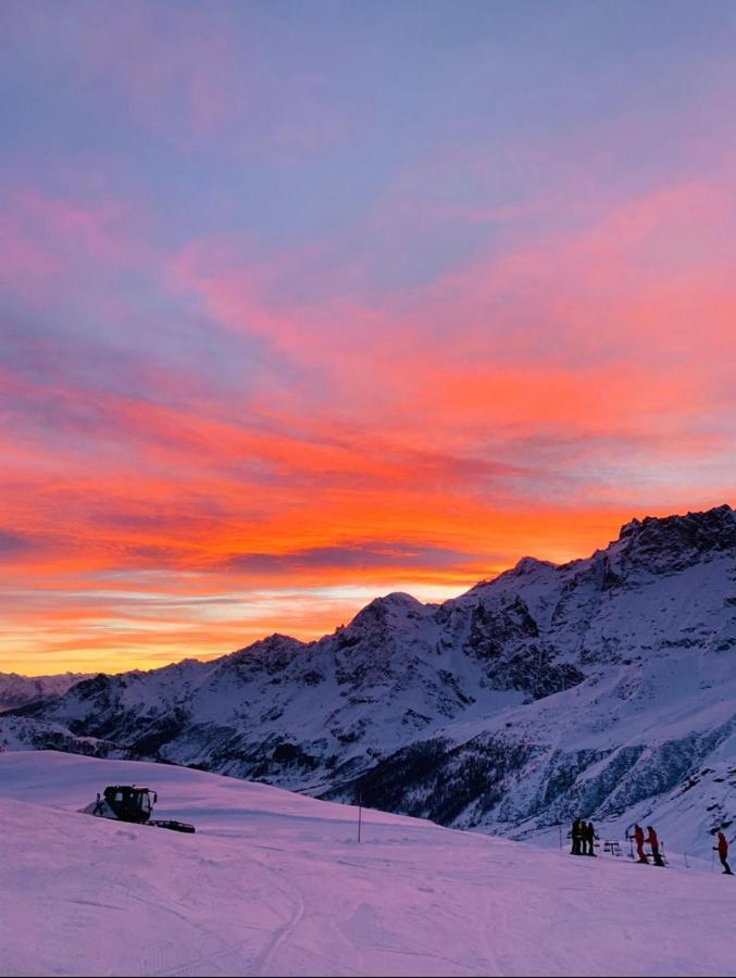 Giomein Sporting Red House Breuil-Cervinia Bagian luar foto